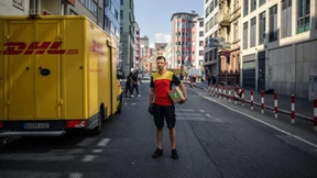 Ein Paketbote zwischen Banken- und Bahnhofsviertel