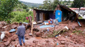 Küstenprovinzen in Südafrika versinken wegen Überschwemmungen im Wasser