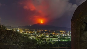 Lava-Fontänen am Nachthimmel