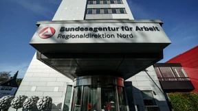 Arbeitslosigkeit sinkt saisonbedingt – aber schwächer als sonst