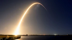 Zwei Landefahrzeuge auf dem Weg zum Mond