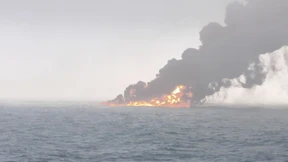 Schiffe vor britischer Küste brennen auch in der Nacht