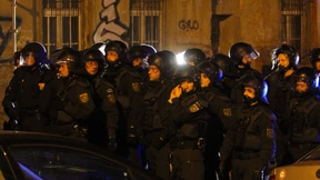 Vermummte greifen Polizeistation an 