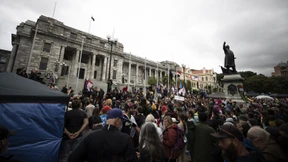 Mit „Macarena“ in Dauerschleife gegen Corona-Demonstranten