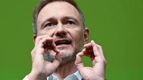 Lindner kündigt Kürzungen an