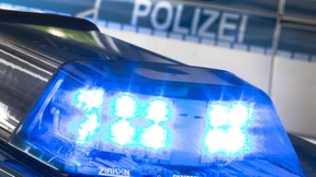 Mann lässt verletztes Baby nach Unfall im Auto zurück