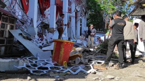Schweres Erdbeben erschüttert Osten Indonesiens