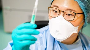 Wie Dax-Konzerne gegen Corona impfen und testen