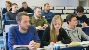 Tausche Uniform gegen Anzug