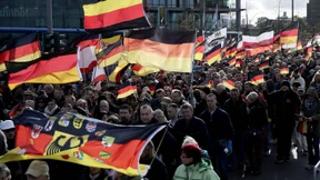 Hunderte Rechtsradikale ziehen am Einheitsfeiertag durch Berlin