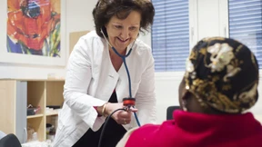 Sterberisiko für Frauen geringer bei Behandlung durch Ärztin