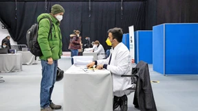 Geimpft wird neben der Moschee