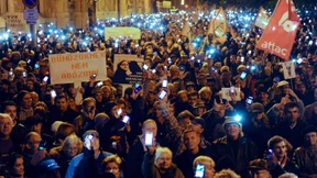 Orbán beugt sich dem Druck der Straße