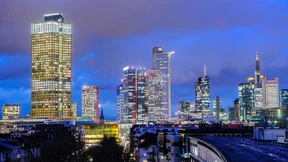 Banken, Versicherer und Co zahlen mehr