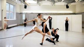 Junge Tänzer proben Forsythe-Klassiker