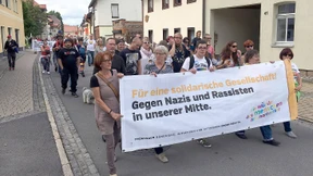 Hunderte demonstrieren gegen Rechtsrock-Konzert