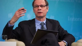 Er machte das Telefon und Fliegen billig