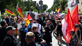 Polizei hält Rechtsextreme und Teilnehmer auseinander