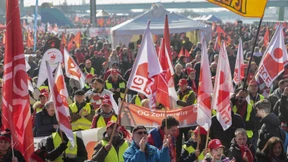 Tausende demonstrieren für mehr Investitionen in Industrie