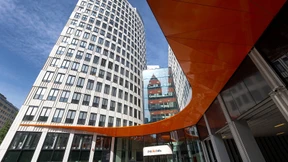 Warum die Zinsen weiter sinken und die Kontogebühren steigen