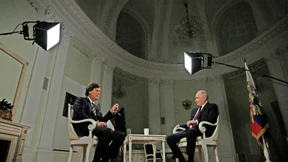 Wie Tucker Carlson Putin aus der Hand fraß