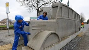 Grauer Betonbus als Mahnmal