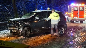 Schnee und Sturm sorgen für Chaos auf Straßen und Schienen
