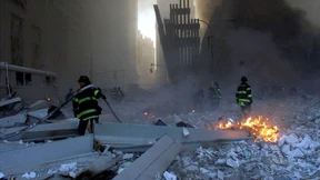 Helfer zwischen Trümmern des World Trade Centers