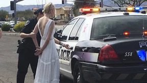 Braut auf dem Weg zu ihrer Hochzeit festgenommen