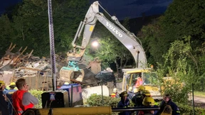 Eine tote Frau aus den Trümmern geborgen