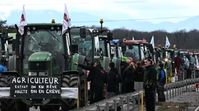 Französische Bauern schenken an Blockadeposten Wein an Autofahrer aus