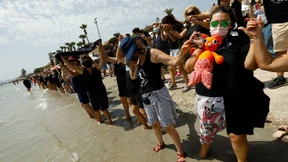 73 Kilometer lange Menschenkette um verseuchte Lagune