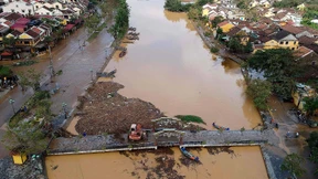 Suche nach Sturmopfern in Vietnam