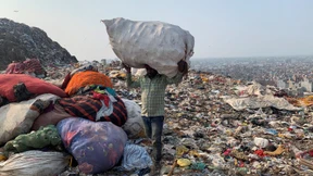 Wie eine Ingenieurin in Indien Müll ein zweites Leben schenkt