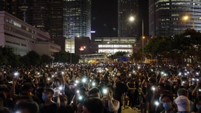 Tausende gehen vor Gründungsjubiläum Chinas in Hongkong auf die Straße