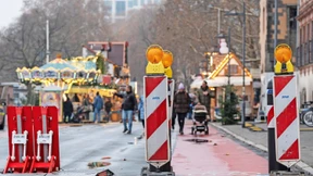 Mainkai bleibt trotz Stau auf den anderen Straßen gesperrt