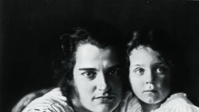 Clara W. mit dem Rilkchen unter dem Arm