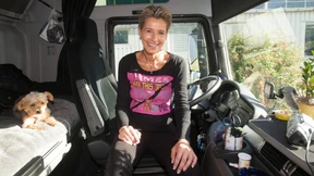 Mit dem Vierzigtonner für die Tiere