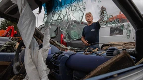 Im Schlamm ist das Auto nur noch ein Wrack