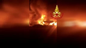 Ausgediente Boote von Migranten stehen in Flammen