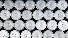 Superbatterie gegen die Dunkelflaute