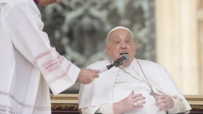 Papst Franziskus erscheint an Palmsonntag überraschend auf dem Petersplatz