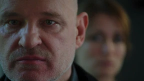 Er spricht zu sich selbst und damit zu uns