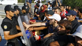 Türkische Polizei hält Flüchtlinge auf