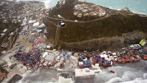 Helikopterflug über zerstörte Insel