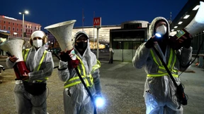 Einwohner kämpfen mit Megaphonen gegen Stare