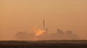 Rakete startet, Booster explodiert