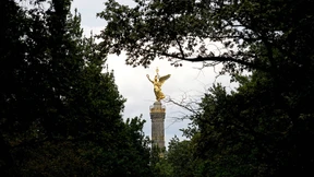 Homosexueller in Tiergarten an Baum gefesselt