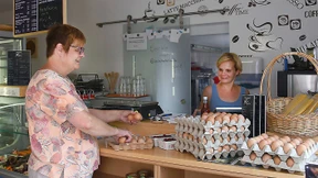 Landleben mit Blick auf die Bankentürme