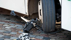 Radunfall bei unerlaubter Fahrstunde?